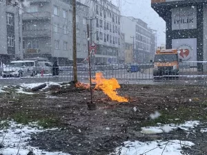 El incendio de gas metano continúa y los equipos están tomando precauciones de seguridad