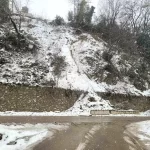 Las piedras que caían de la montaña cayeron a la calle el edificio fue evacuado