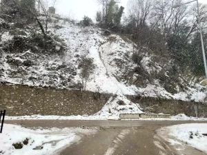 Las piedras que caían de la montaña cayeron a la calle el edificio fue evacuado