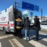 Un coche se estrelló contra un minibús que esperaba en el semáforo en rojo