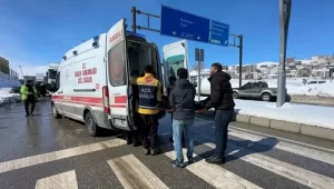 Un coche se estrelló contra un minibús que esperaba en el semáforo en rojo