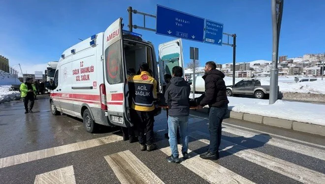 Un coche se estrelló contra un minibús que esperaba en el semáforo en rojo