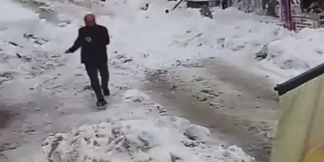 La nieve acumulada en el techo cayó sobre la acera la gente fue rescatada en el último minuto